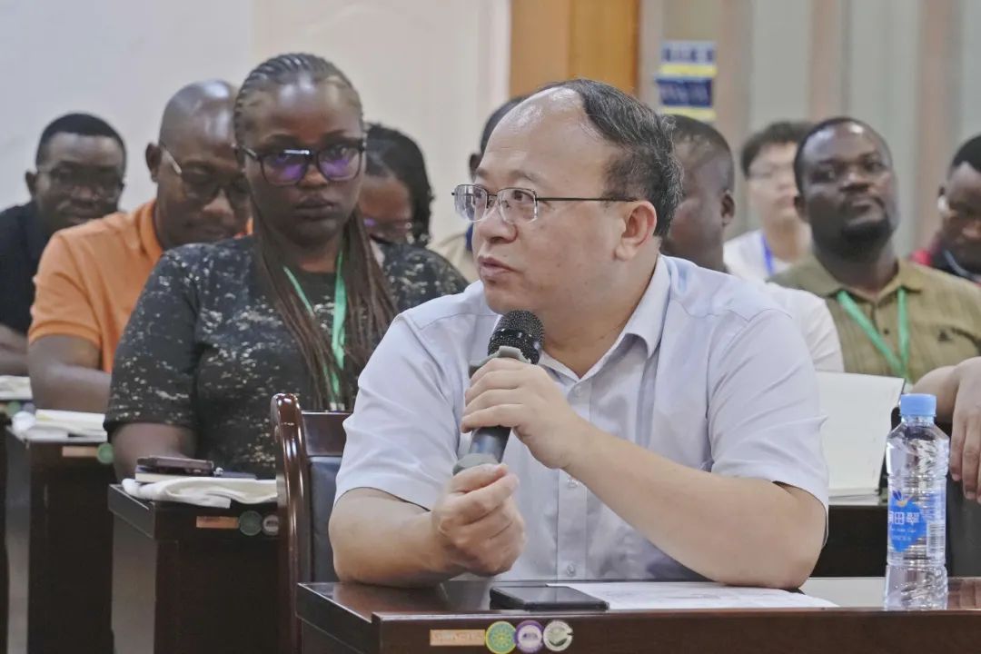 南矿集团海外市场部总经理孙继东为嘉宾们解答